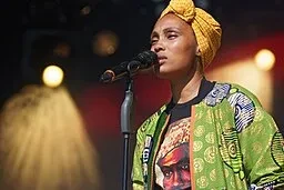 Imany en concert sur la scène Landaoudec lors du festival du Bout du Monde 2017 à Crozon dans le Finistère (source: Thesupermatvia, Wikimedia Co)