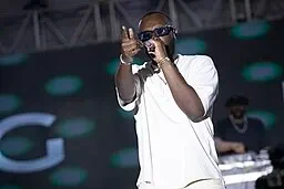 Maitre Gims au FEMUA 16 à Abidjan en 2024 (source: Aman ADO, via Wikimedia Co)
