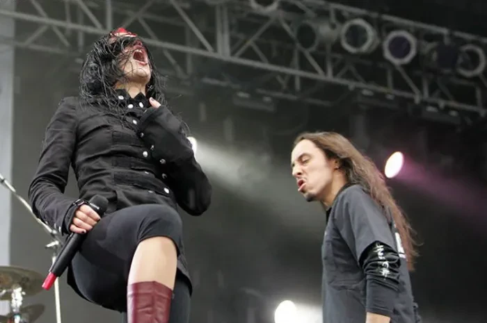 Lacuna Coil at Mera Luna Festival, 2005 (source: Eacz12,via Wikimedia Co)